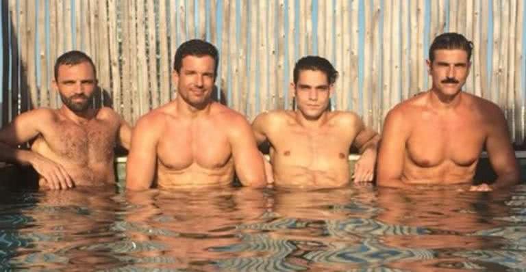 Reynaldo Gianecchini posa na piscina com amigos bonitões - Instagram/Reprodução