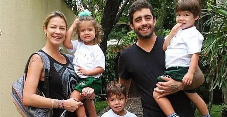 Luana Piovani e Pedro Scooby posam com os filhos Dom, Bem e Liz - Instagram/Reprodução