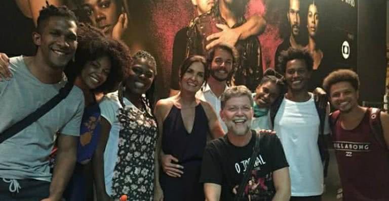 Fátima Bernardes e Túlio Gadelha com o elenco da peça O Jornal - Instagram/Reprodução