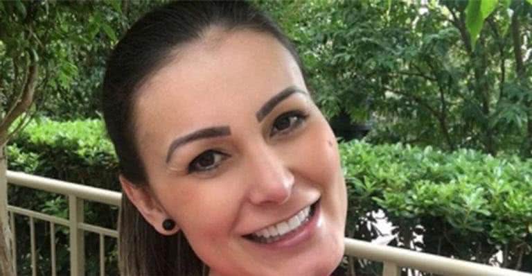 Andressa Urach posa comportada no primeiro dia na faculdade - Reprodução