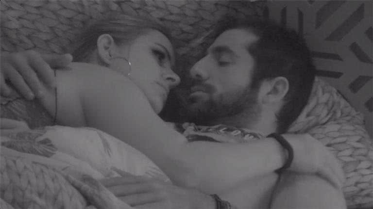 Kaysar troca carinhos com Patrícia no BBB18 - Reprodução