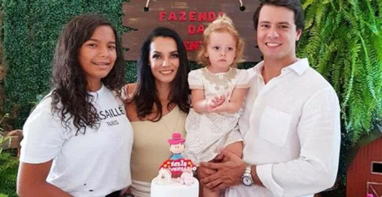 Mônica Carvalho e sua família - Reprodução / Instagram