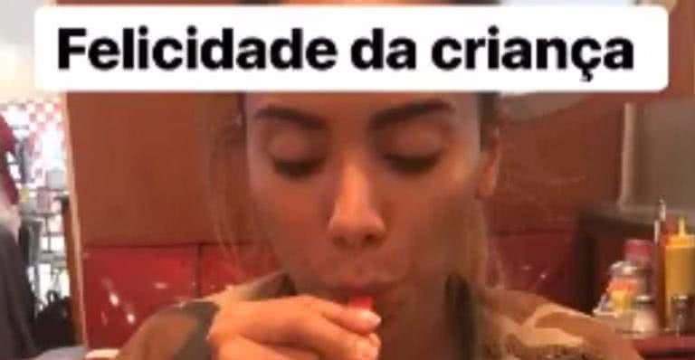 Anitta devora combo de fast food em jantar com Thiago Magalhães - Instagram/Reprodução