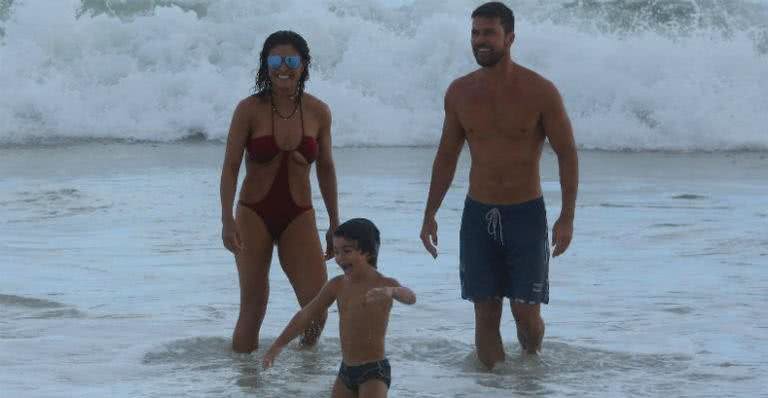 Juliana Paes curte dia de praia com a família - FRANCISCO SILVA/AGNEWS