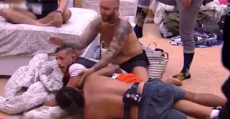 BBB18: Brincadeira perigosa faz Kaysar passar mal - Reprodução