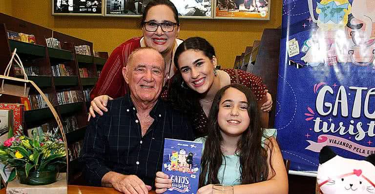 Renato Aragão e sua família prestigiam o lançamento do livro de Julia Aragão, neta do humorista - Marcos Ferreira / Brazil News