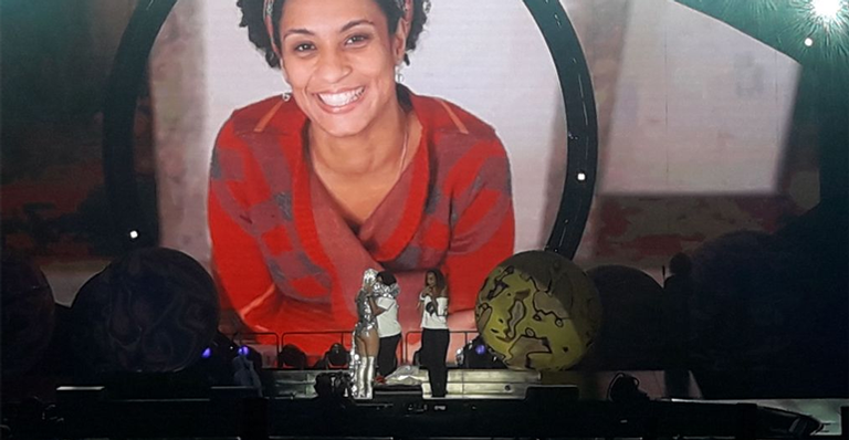 Katy Perry chama e irmã e filha de Marielle Franco no palco e pede justiça - reprodução