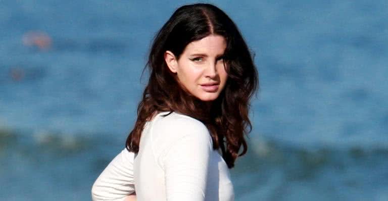 No Rio, Lana Del Rey curte praia com look inusitado - AgNews