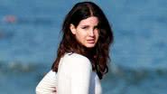 No Rio, Lana Del Rey curte praia com look inusitado - AgNews