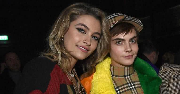 Paris Jackson e Cara Delevingne  são flagradas aos beijos - Getty Images