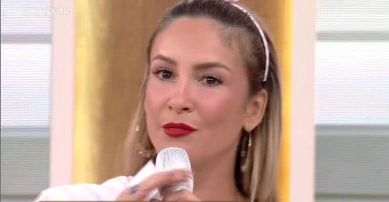 Na TV, Claudia Leite se atrapalha ao fazer pergunta - Reprodução