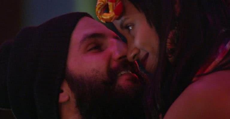 BBB18: Gleici e Wagner trocam beijos em festa - Reprodução/ TV Globo