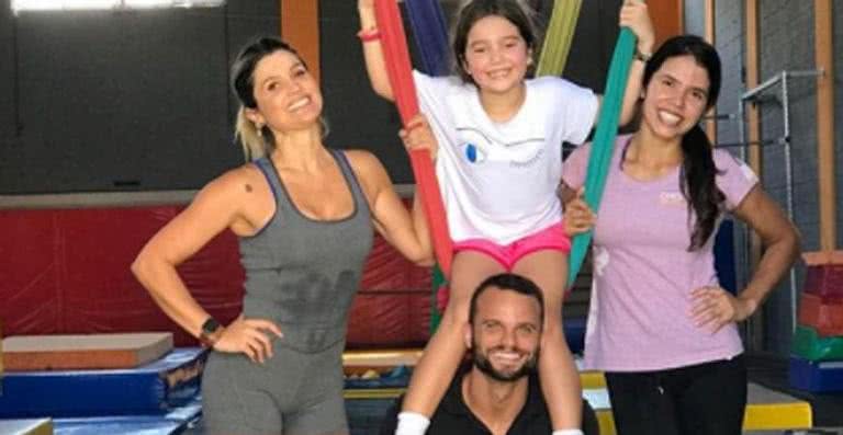 Flávia Alessandra e Olivia com os professores - Reprodução / Instagram