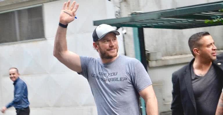 Chris Pratt distribui autógrafos na porta de seu hotel em São Paulo - Clayton Felizardo/Brazil News