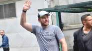 Chris Pratt distribui autógrafos na porta de seu hotel em São Paulo - Clayton Felizardo/Brazil News