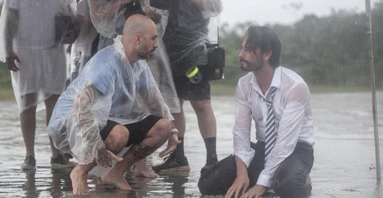 Na chuva, Rodrigo Santoro grava clipe de DJ Alok - Marcos Alonso