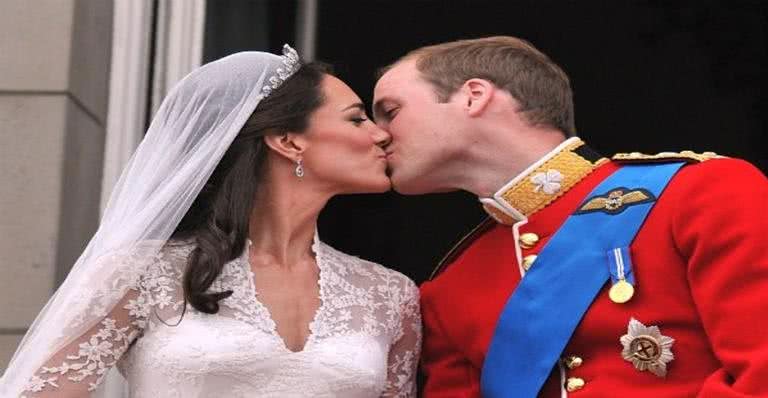 Kate Middleton e príncipe William se beijam após cerimônia - Getty Images