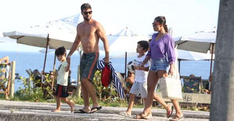 Juliana Paes curte dia na praia com sua família - Dilson Silva / AgNews