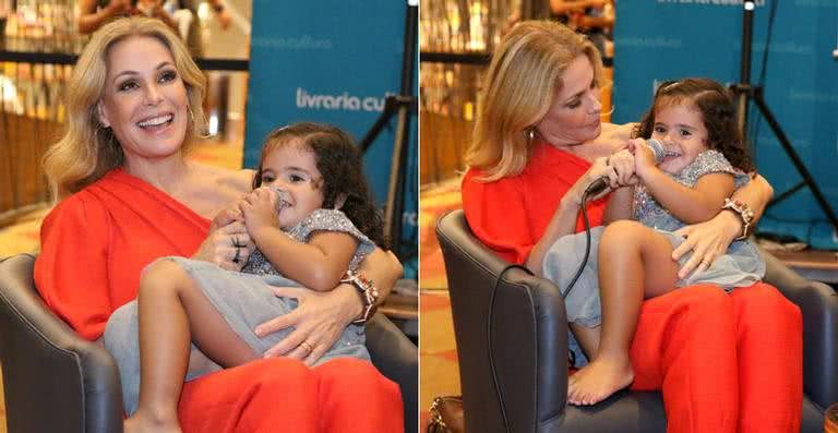 Carolina Ferraz recebe o carinho da filha em sessão de autógrafos - Thiago Duran / AgNews