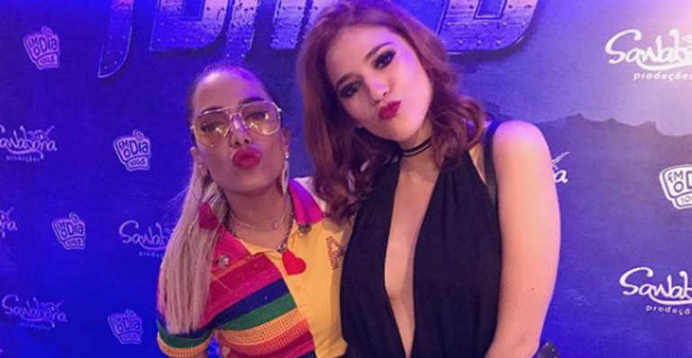 Ana Clara vai até o chão em show de Anitta - Reprodução Instagram