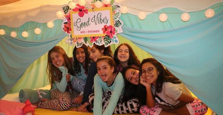 Mel Maia comemora seus 14 anos com festa do pijama - AgNews