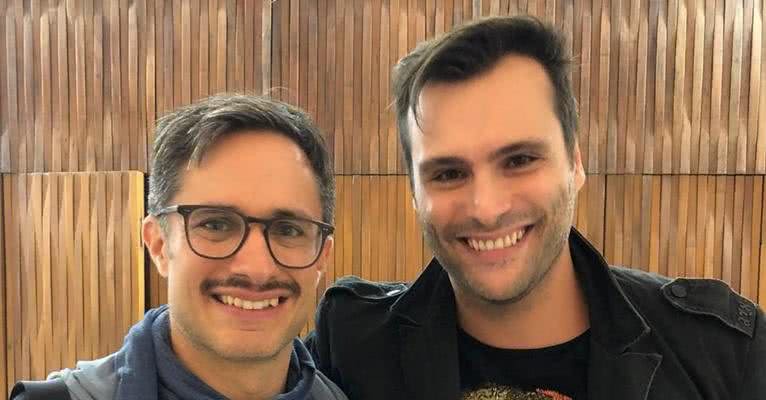 Dubladores de Viva, Leandro Luna e Gael Garcia Bernal se conhecem em Buenos Aires - Divulgação