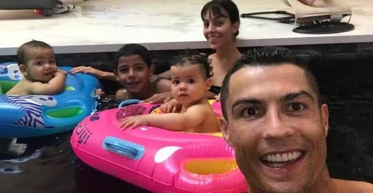 Cristiano Ronaldo e filhos curtindo na piscina - Divulgação/ Instagram