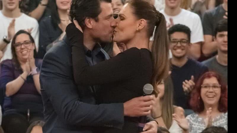 Laura Muller dá beijão em novo namorado, Ricardo Ferreira - Globo/Tomás Arthuzzi