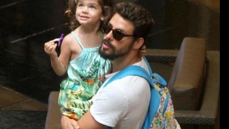 Cauã Reymond e filha, Sofia, durante passeio no shopping - AgNews