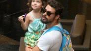 Cauã Reymond e filha, Sofia, durante passeio no shopping - AgNews