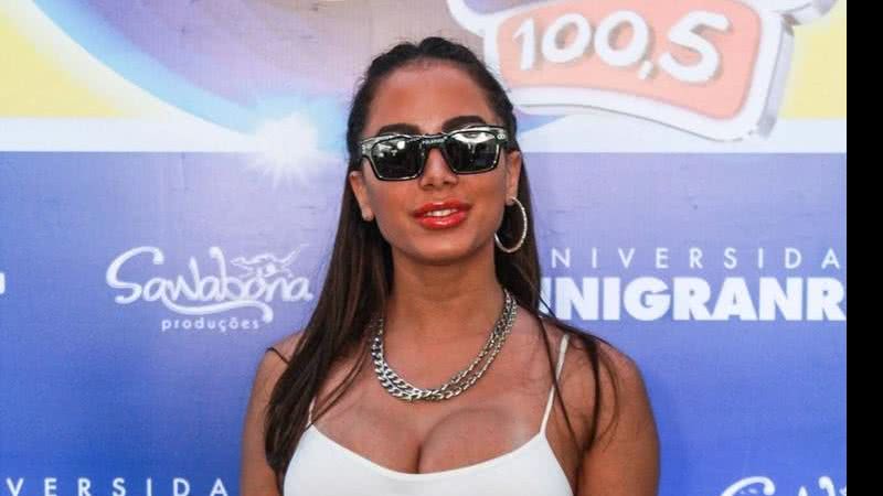 Anitta leva seu cachorro para show no Rio - AgNews