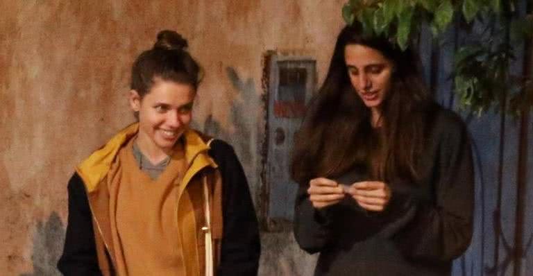 Bruna Linzmeyer e Priscila Visman trocam carinhos em passeio - Thiago Martins/AgNews