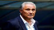 Tite cai ao comemorar gol do Brasil - Getty Images