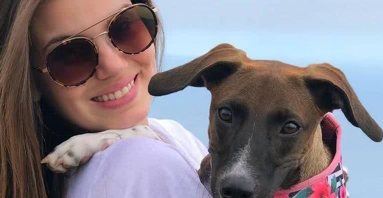 Camila Queiroz faz homenagem à sua cachorrinha adotada - Reprodução/Instagram