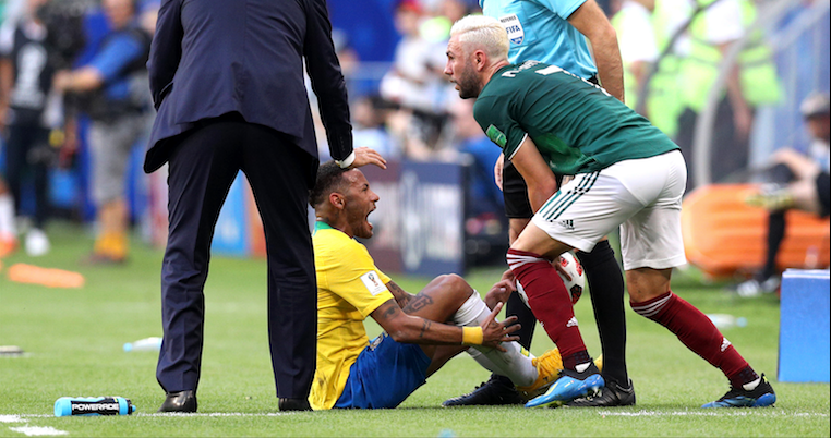 Neymar Jr. e Miguel Layún - Getty Images