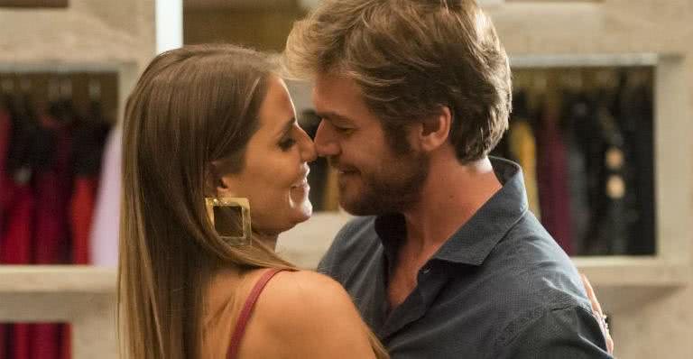 Beto (Emilio Dantas) e Karola (Deborah Secco) - Globo/João Cotta