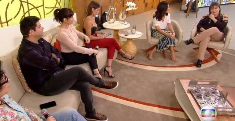 Deborah Secco não sai de celular no 'Encontro' - Reprodução/TV Globo