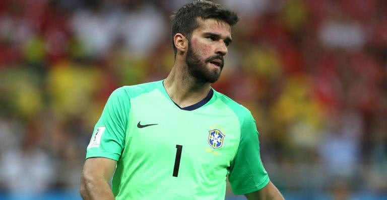 Alisson Becker é clicado de sunga com fãs em resort de luxo - Getty Images