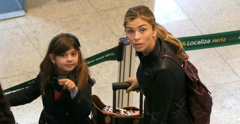 Grazi Massafera embarca com a filha Sofia no Rio de Janeiro - AgNews