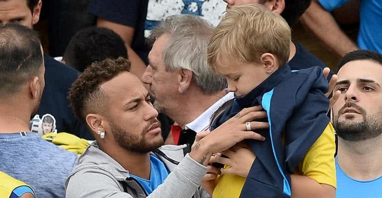 Neymar Jr. assiste o jogo com o filho Davi Lucca - AgNews