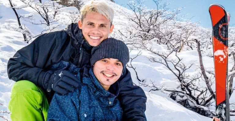 Silvero Pereira curte lua de mel com o marido na neve - Martin Gurfen