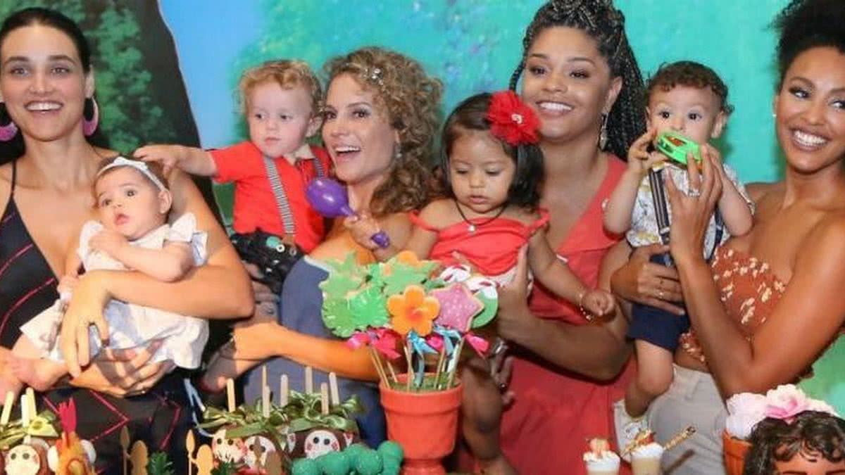 Juliana Alves faz festão de aniversário para a filha e reúne famosas