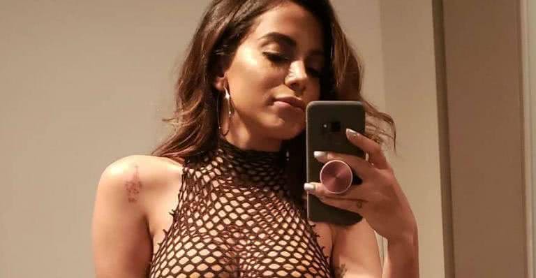 Look ousado de Anitta rouba a cena durante show - Reprodução Instagram