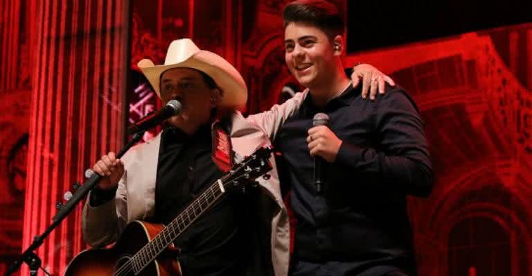 Chitãozinho canta com o filho, Enrico, durante show em SP - Rosa Marcondes