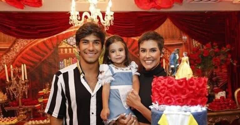 Deborah Secco, Hugo Moura e Maria Flor - Reprodução/ Instagram