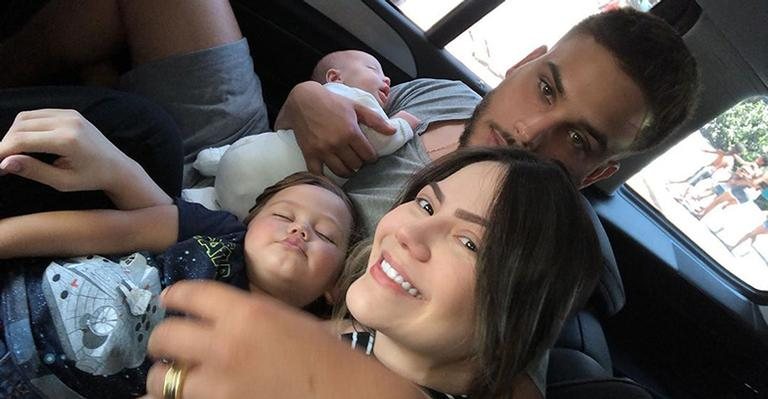 Sarah Poncio, Jonathan Couto e os filhos, José e João - Reprodução/Instagram