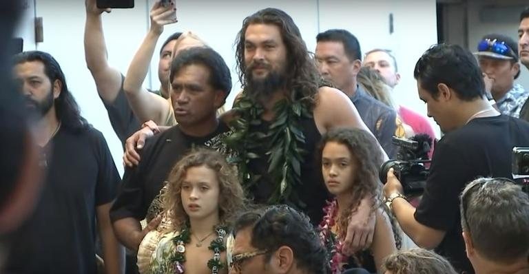 Jason Momoa e filhos - Reprodução / Youtube