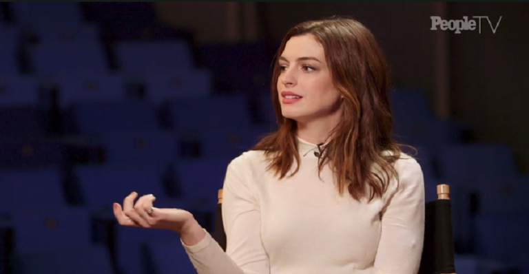 Hathaway diz que estar sob os holofotes nem sempre foi fácil - Reprodução/ People TV