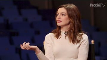 Hathaway diz que estar sob os holofotes nem sempre foi fácil - Reprodução/ People TV