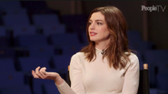 Hathaway diz que estar sob os holofotes nem sempre foi fácil - Reprodução/ People TV